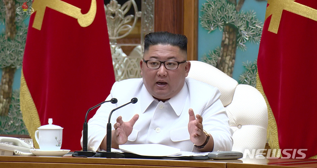 [서울=뉴시스] 조선중앙TV가 26일 신종 코로나바이러스 감염증(코로나19)으로 의심되는 탈북민이 군사분계선을 넘어 귀국한 데 따른 조치를 취하기 위해 김정은 북한 국무위원장이 노동당 중앙위원회 정치국 비상확대회의를 소집했다고 보도하고 있다. (사진=조선중앙TV 캡쳐) 2020.07.26.&nbsp; photo@newsis.com