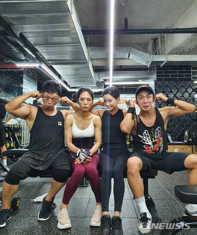 [서울=뉴시스] 헬스트레이너 양치승, 배우 황석정, 최은주, 윤준. (사진 = 양치승 인스타그램) photo@newsis.com