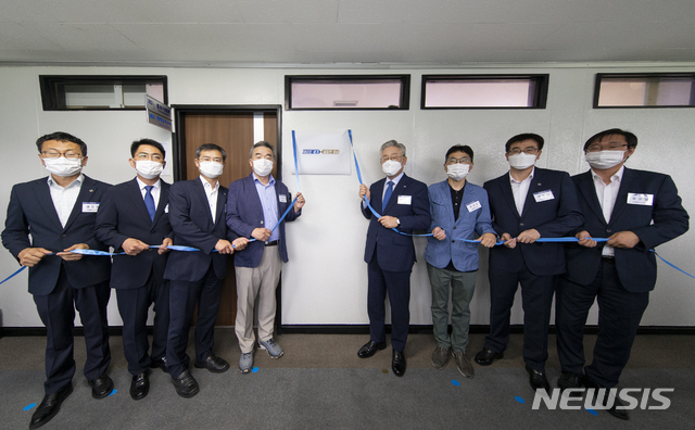 【수원=뉴시스】 27일 오전 경기도청 신관 3층에서 진행된 경기도형 뉴딜정책 추진단 현판식에서 이재명 경기도지사, 이용철 행정2부지사, 이원영 민간위원장, 김선영 민간위원장을 비롯한 참석자들이 현판식 제막 전 포즈를 취하고있다.(사진제공=경기도)