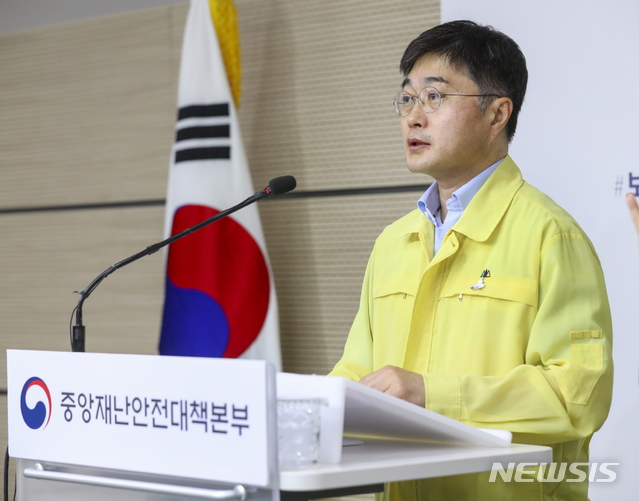 [서울=뉴시스]윤태호 중앙사고수습본부 방역총괄반장이 27일 오전 11시 정부세종청사에서 열린 신종 코로나 바이러스 감염증(코로나19) 정례브리핑에서 발언하고 있다. 2020.07.27. photo@newsis.com