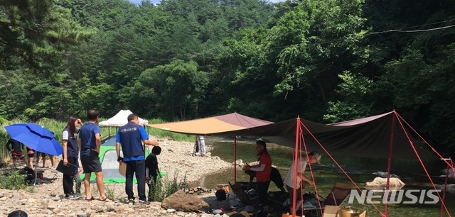 [대전=뉴시스] 산림특별사법경찰이 여름철 산림 내 불법행위를 단속하고 있는 모습.(사진=산림청 제공)