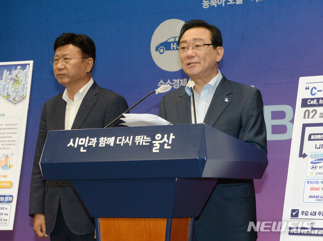 [울산=뉴시스] 배병수 기자 = 송철호(오른쪽) 울산시장과 이선호 울주군수가 27일 오전 울산시청 프레스센터에서 울주군 강소연구개발특구 지정 관련 브리핑을 하고 있다. 2020.07.27.bbs@newsis.com 