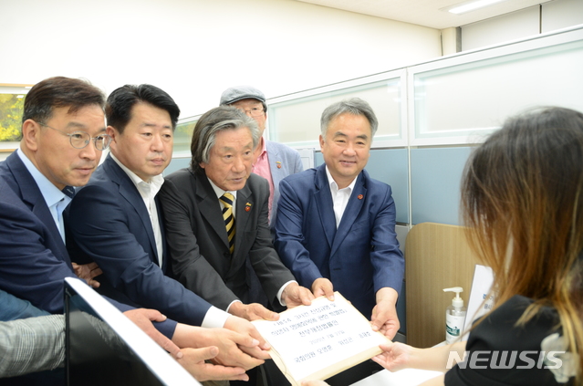 [제주=뉴시스] 강경태 기자 = 위성곤 국회의원(제주 서귀포시)과 오영훈 의원(제주시을), 송승문 제주4·3희생자유족회장, 송재호 의원(제주시갑·왼쪽부터)이 27일 국회에서 제주4·3사건 진상규명 및 명예회복을 위한 특별법 전부개정법률안을 제출하고 있다. (사진=오영훈 국회의원실 제공) 2020.07.27. photo@newsis.com