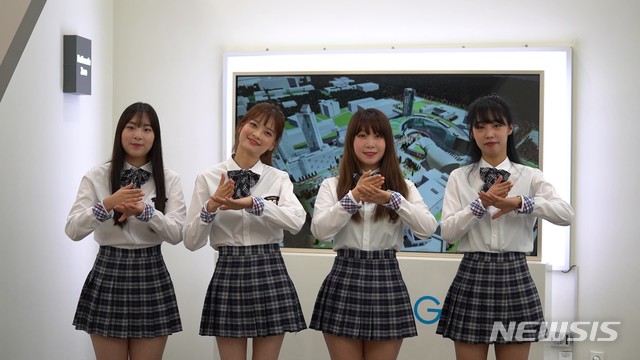 [서울=뉴시스] '푸른하늘과 2050 순배출 제로' 캠페인의 여섯 번째 릴레이 주자로 참여한 그룹 '플로어스' (사진=아리랑TV 제공)2020.07.27. photo@newsis.com 