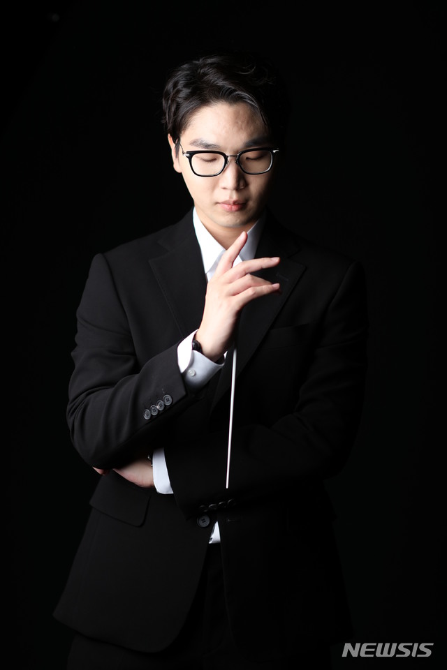 [서울=뉴시스]지휘자 최재혁(사진=앙상블블랭크 제공)2020.07.27 photo@newsis.com