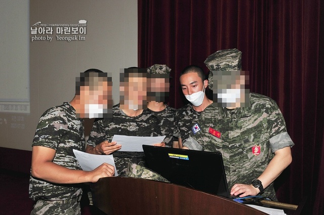 [서울=뉴시스] 가수 로이킴. (사진 = 해병대 공식 블로그) 2020.07.27. photo@newsis.com