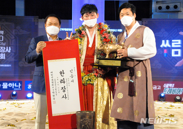 [영암=뉴시스] 영덕 '단오장사 씨름대회' 한라장사 오창록 선수. (사진=영암군 제공) 2020.07.27. photo@newsis.com