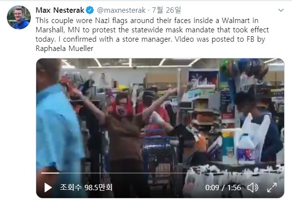 [서울=뉴시스] 지난 25일(현지시간) 신종 코로나바이러스 감염증(코로나19) 대응과 관련해 실내 공공장소에서 마스크 착용을 의무화한 주정부의 명령에 항의하기 위해 미국 미네소타 월마트 매장에 나치 문양의 천을 복면하고 나타난 중년 커플이 카메라에 담겼다. (사진=MPRnews 기자 트위터 갈무리) 2020.7.27.