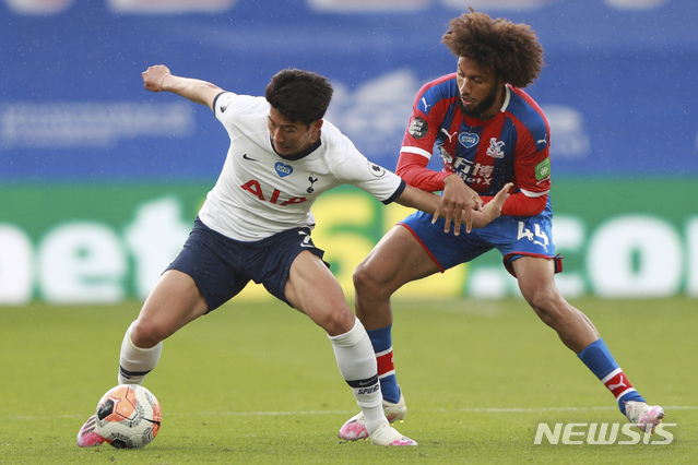  [런던=AP/뉴시스]토트넘 손흥민(왼쪽)이 26일(현지시간) 영국 런던의 셀허스트 파크에서 열린 크리스탈 팰리스와의 잉글랜드 프리미어리그(EPL) 38라운드 최종전 선발 출전해 공을 다투고 있다. 손흥민은 공격 포인트를 올리지 못한 채 후반 34분 교체됐고 토트넘은 1-1로 무승부를 기록해 6위로 유로파리그 출전권을 따냈다. 2020.07.27. 