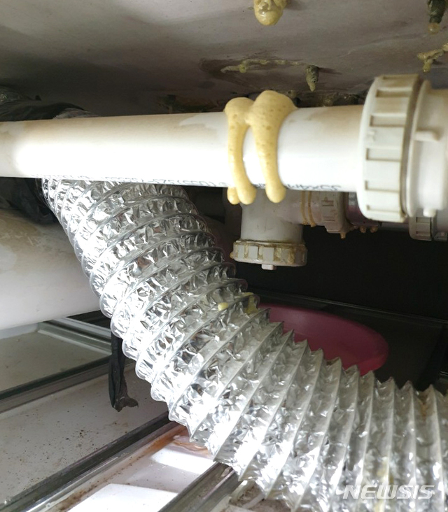 [나주=뉴시스] 이창우 기자 = 물이 새는 위층 배관 밑에 몰래 플라스틱 함지박을 받쳐 놓은 눈 속임 하자보수 행위가 들통이나 말썽이다. (사진= 독자 제공) 2020.07.27. photo@newsis.com