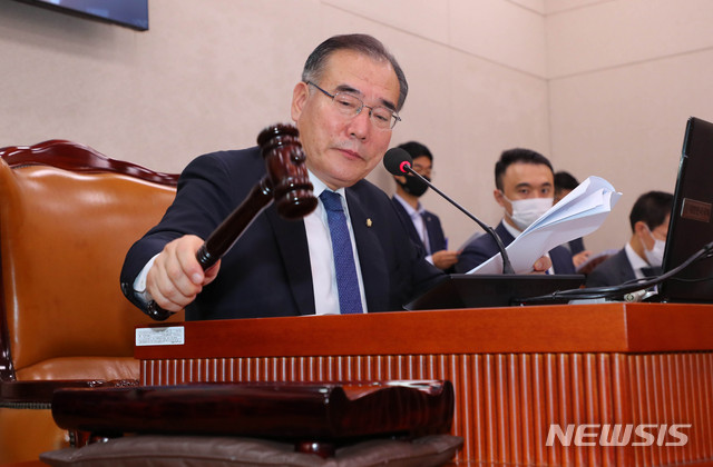 [서울=뉴시스] 장세영 기자 = 이개호 농림축산식품해양수산위원회 위원장이 27일 서울 여의도 국회에서 열린 농림축산식품해양수산위원회 전체회의에 참석해 의사봉을 두들이고 있다. 2020.07.27.&nbsp; photothink@newsis.com