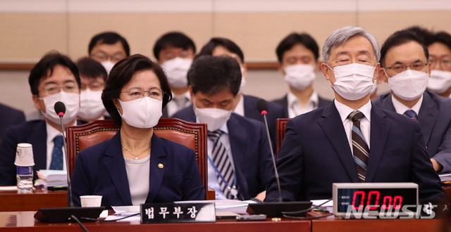 [서울=뉴시스]김선웅 기자 = 추미애 법무부장관과 최재형 감사원장이 27일 서울 여의도 국회에서 열린 법제사법위원회 전체회의에 참석하고 있다. 2020.07.27. mangusta@newsis.com