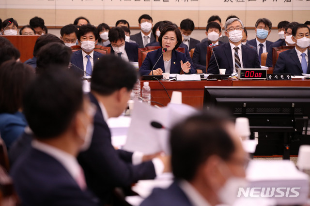 [서울=뉴시스]김선웅 기자 = 추미애 법무부장관이 27일 서울 여의도 국회에서 열린 법제사법위원회 전체회의에서 의원 질의에 답변하고 있다. 2020.07.27.&nbsp; mangusta@newsis.com