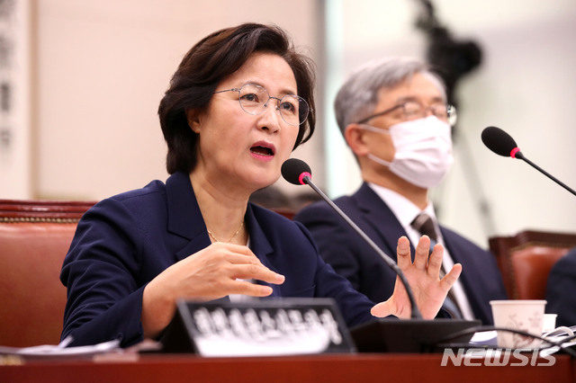 [서울=뉴시스]김선웅 기자 = 추미애 법무부장관이 27일 서울 여의도 국회에서 열린 법제사법위원회 전체회의에서 의원 질의에 답변하고 있다. 2020.07.27. mangusta@newsis.com