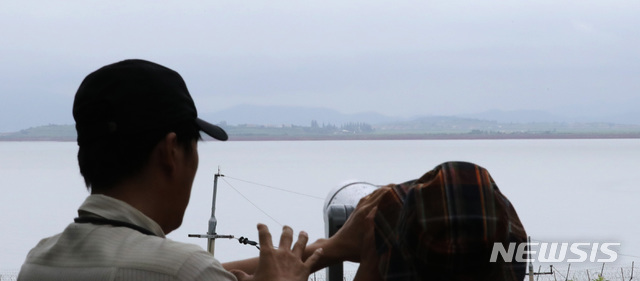 [서울=뉴시스] 전진환 기자 = 최근 월북한 것으로 추정된 20대 탈북민이 최근 경기 김포지역에서 성폭행 혐의로 경찰 조사를 받고 구속영장이 발부된 것으로 확인됐다. 합동참모보부는 27일 '해당 인원이 월북했을 추정 위치를 강화도 일대에서 특정했다' 이어 '해당 인원 특정할 수 있는 유기된 가방을 발견하고 현재 정밀조사중'이라고 밝혔다. 사진은 교동도에서 바라본 북한 황해남도 연풍군 일대. 2020.07.27.&nbsp; amin2@newsis.com