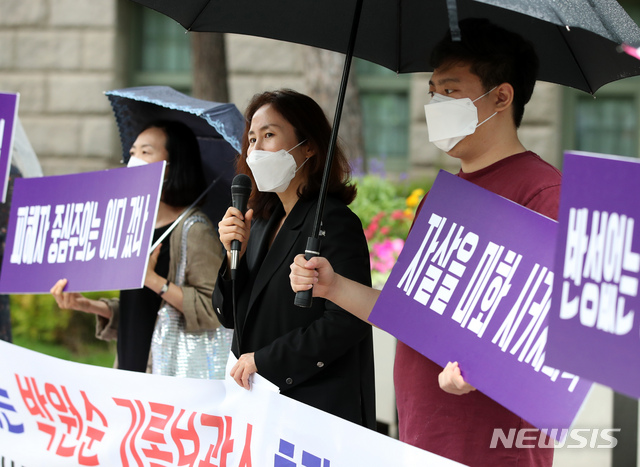 [서울=뉴시스] 고범준 기자 = 교육바로세우기운동본부, 바른인권여성연합 회원들이 27일 오전 서울 중구 서울시청 앞에서 고 박원순 전 서울시장의 기록보관소(아카이브) 설치 반대 및 성추행 은폐 가담자 수사 요청을 위한 기자회견을 하고 있다. 2020.07.27. bjko@newsis.com