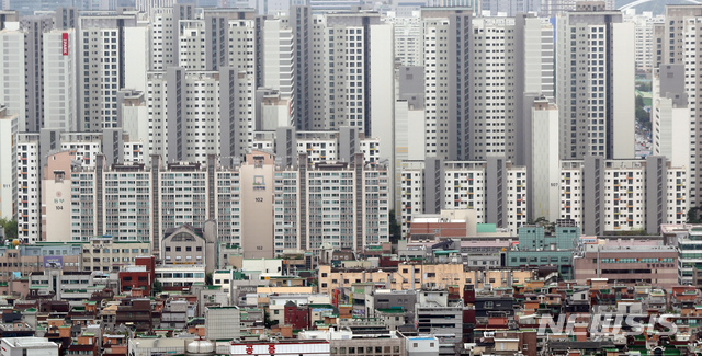 [서울=뉴시스] 고승민 기자 = 사진은 27일 서울 롯데월드타워에서 바라본 송파구 일대 아파트 모습. 2020.07.27.&nbsp; kkssmm99@newsis.com