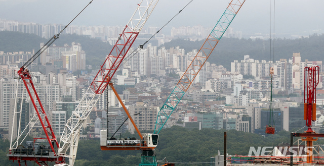 [서울=뉴시스] 고승민 기자 = 서울 롯데월드타워에서 바라본 송파구 일대 아파트 모습. 2020.07.27.kkssmm99@newsis.com