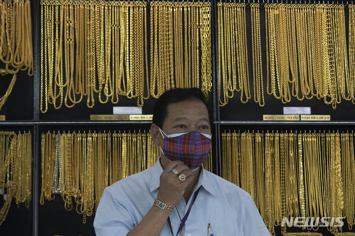 [방콕=AP/뉴시스]2020년 4월 태국 방콕의 한 귀금속 상점 자료사진. 2024.04.13.