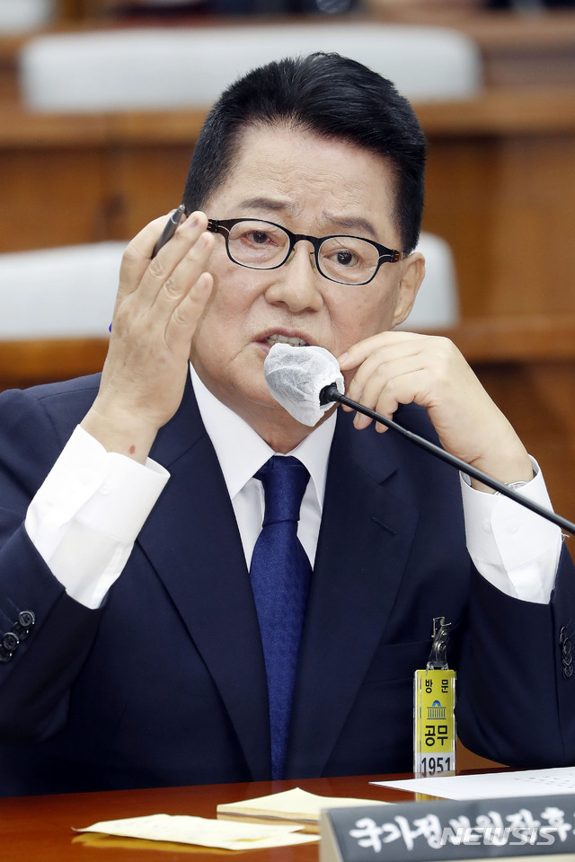 [서울=뉴시스] 최동준 기자 = 박지원 국가정보원장 후보자가 27일 서울 여의도 국회에서 열린 국회 정보위원회 인사청문회에서 질의에 답변하고 있다. 2020.07.27. photocdj@newsis.com