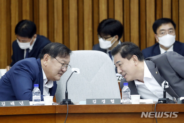 [서울=뉴시스] 최동준 기자 = 김태년 더불어민주당 원내대표, 김병기 의원이 27일 서울 여의도 국회에서 열린 박지원 국가정보원장 후보자 인사청문회에서 밝은 표정으로 대화하고 있다. 2020.07.27. photocdj@newsis.com