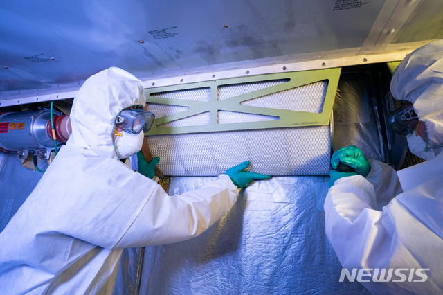 [서울=뉴시스]대한항공은 신종 코로나바이러스 감염증(코로나19)으로부터 안전한 기내 환경을 만들기 위한 항공기 기내 공기순환 시스템 및 헤파필터에 대한 특별 점검을 실시했다고 27일 밝혔다. 관계자들이 서울 강서구 공항동 대한항공 본사 격납고에서 보잉 747-8i 항공기 헤파 필터를 교체하고 있다. (사진=대한항공 제공) 2020.07.27. photo@newsis.com