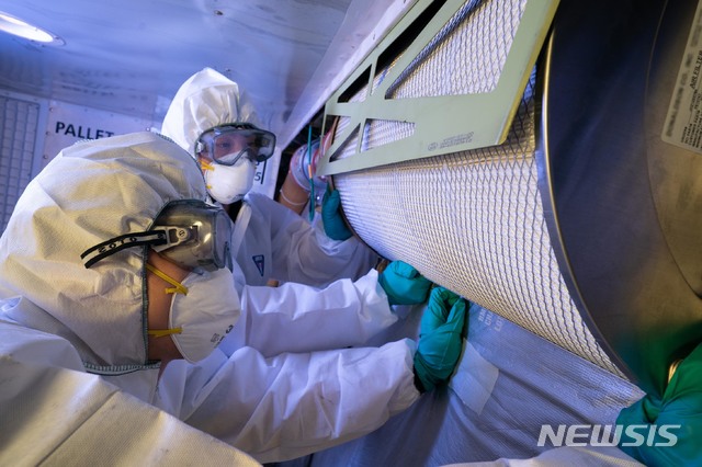 [서울=뉴시스]대한항공은 신종 코로나바이러스 감염증(코로나19)으로부터 안전한 기내 환경을 만들기 위한 항공기 기내 공기순환 시스템 및 헤파필터에 대한 특별 점검을 실시했다고 27일 밝혔다. 관계자들이 서울 강서구 공항동 대한항공 본사 격납고에서 보잉 747-8i 항공기 헤파 필터를 교체하고 있다. (사진=대한항공 제공) 2020.07.27. photo@newsis.com