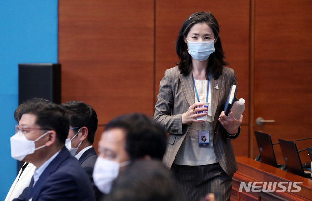 [서울=뉴시스]박영태 기자 = 김외숙 인사수석이 27일 청와대 여민관에서 열린 수석 보좌관회의에 참석하고 있다. 2020.07.27.since1999@newsis.com