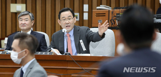 [서울=뉴시스]김선웅 기자 = 주호영 미래통합당 원내대표가 27일 오후 서울 여의도 국회에서 열린 박지원 국가정보원장 후보자 인사청문회에서 질의하고 있다. 2020.07.27. mangusta@newsis.com