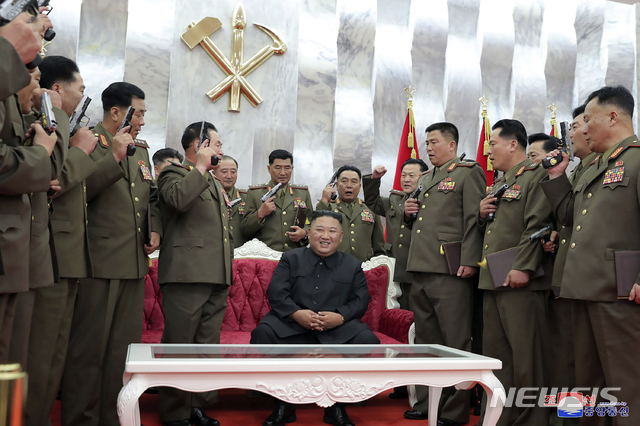 [평양=AP/뉴시스]북한이 26일 공개한 사진에 김정은(가운데) 북한 국무위원장이 평양의 당 중앙위원회 본부청사에서 열린 한국전쟁 정전협정 체결 67주년 기념행사를 주관하며 군 고위 간부들에게 '백두산' 기념 권총을 수여 한 후 기념촬영을 하고 있다.  2020.07.27.