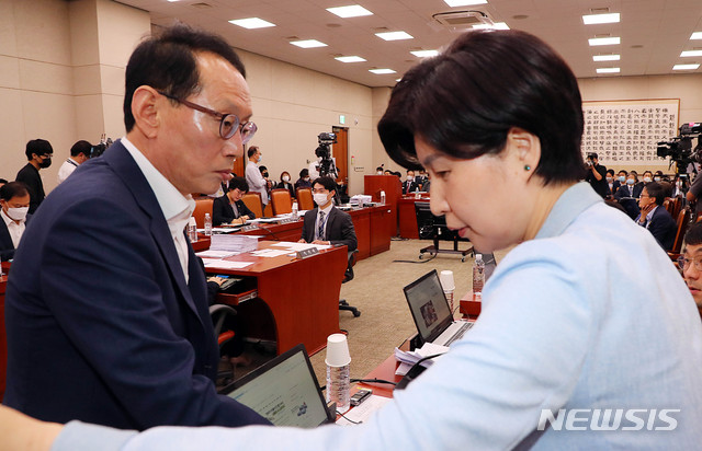 [서울=뉴시스] 장세영 기자 = 백혜련 더불어민주당 간사와 김도읍 미래통합당 간사가 27일 서울 여의도 국회에서 열린 법제사법위원회 전체회의에 참석해 의견을 나누고 있다. 2020.07.27.&nbsp; photothink@newsis.com