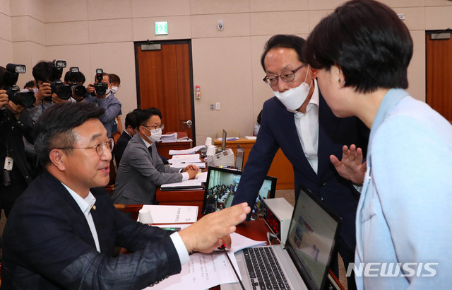 [서울=뉴시스] 장세영 기자 = 윤호중 법제사법위원회 위원장, 백혜련 더불어민주당 간사, 김도읍 미래통합당 간사가 27일 서울 여의도 국회에서 열린 법제사법위원회 전체회의에 참석해 의견을 나누고 있다. 2020.07.27. photothink@newsis.com