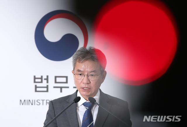 [과천=뉴시스] 조수정 기자 = 김남준 법무·검찰개혁위원회 위원장이 27일 오후 경기 과천시 정부과천청사 법무부 브리핑룸에서 '검찰총장에 집중된 수사지휘권을 분산하고 검찰총장의 검사인사 의견진술절차를 개선해 법무부와 검찰, 검찰내부 권력 간의 견제와 균형이 실질적으로 작동하도록 검찰청법 개정을 추진하고 현직 검사에서만 검찰총장을 임명하는 현재 관행을 개선할 것을 권고'하는 안을 발표하고 있다. 2020.07.27.&nbsp; chocrystal@newsis.com