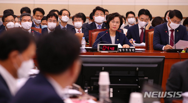 [서울=뉴시스] 장세영 기자 = 추미애 법무부 장관이 27일 서울 여의도 국회에서 열린 법제사법위원회 전체회의에 참석해 의원 질의를 듣고 있다. 2020.07.27. photothink@newsis.com