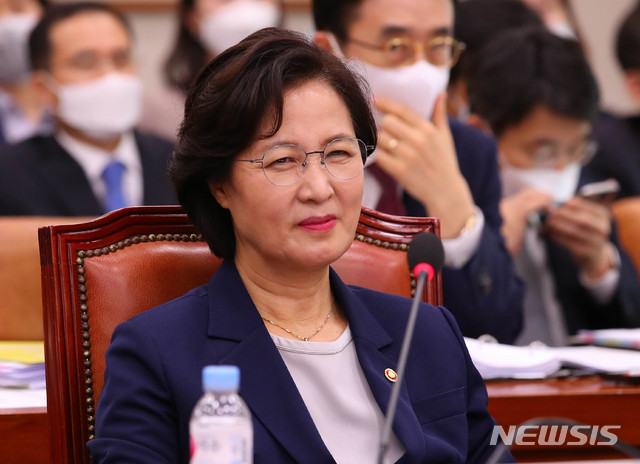 [서울=뉴시스] 장세영 기자 = 추미애 법무부 장관이 27일 서울 여의도 국회에서 열린 법제사법위원회 전체회의에 참석해 미소를 보이고 있다. 2020.07.27.&nbsp; photothink@newsis.com