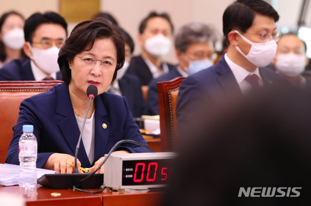 [서울=뉴시스] 장세영 기자 = 추미애 법무부 장관이 27일 서울 여의도 국회에서 열린 법제사법위원회 전체회의에 참석해 의원 질의에 답하고 있다. 2020.07.27. photothink@newsis.com