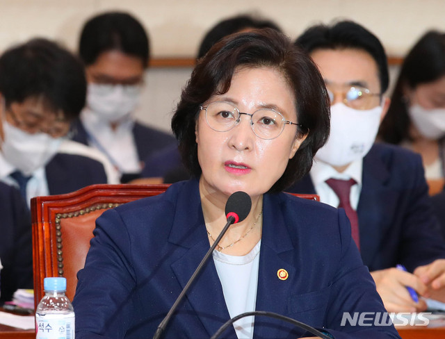 [서울=뉴시스] 장세영 기자 = 추미애 법무부 장관이 27일 서울 여의도 국회에서 열린 법제사법위원회 전체회의에 참석해 의원 질의에 답하고 있다. 2020.07.27. photothink@newsis.com