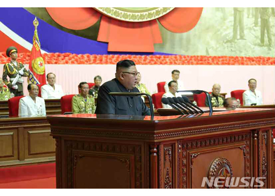 [서울=뉴시스] 김정은 북한 국무위원장이 27일 평양에서 열린 제6차 노병대회에서 연설하고 있다. (출처=노동신문) 2020.07.28.