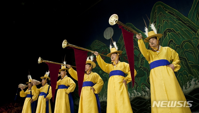 [서울=뉴시스]국립국악원 정악단 대취타 연주 모습(사진=국립국악원 제공)2020.07.28 photo@newsis.com