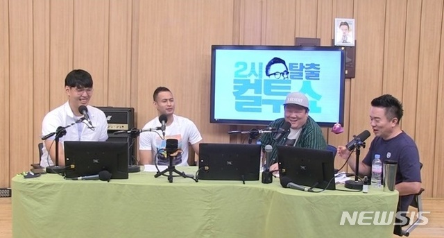 [서울=뉴시스] 28일 오후 방송된 SBS 파워FM '두시탈출 컬투쇼'(이하 '컬투쇼')에서는 전 농구선수 하승진과 전태풍이 게스트로 출연했다. (사진 = '컬투쇼') photo@newsis.com