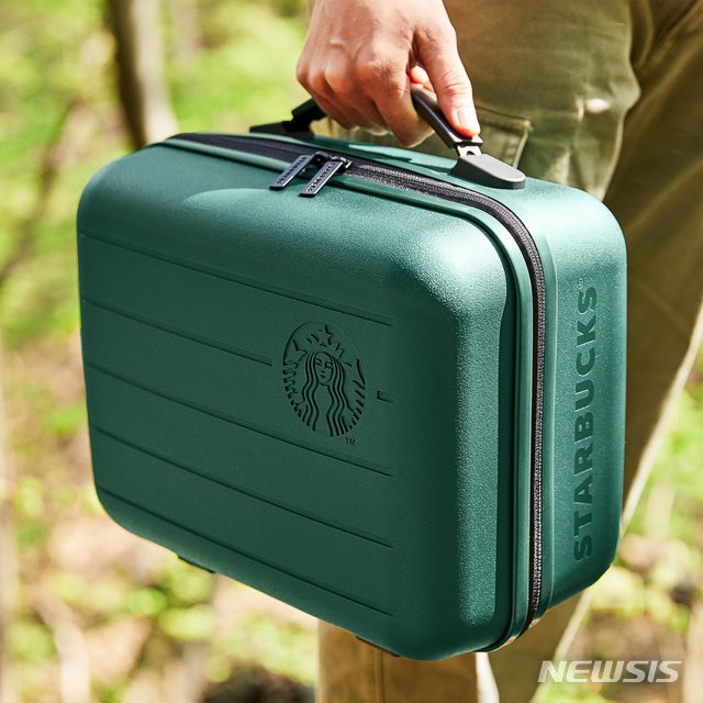 [세종=뉴시스] 스타벅스에서 사은품으로 지급했던 서머 레디 백. (사진=스타벅스코리아 제공)