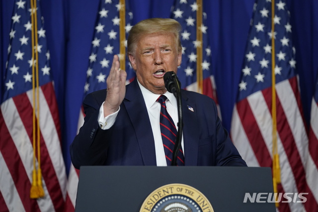 [모리스빌=AP/뉴시스]도널드 트럼프 대통령이 27일(현지시간) 미 노스캐롤라이나주 모리스빌에 있는 후지필름 다이오신스 바이오테크놀로지스의 바이오 프로세스 혁신센터에서 코로나19 브리핑을 하고 있다. 이 혁신센터는 노바박스의 신종 코로나바이러스 감염증(코로나19) 백신용 약물 물질을 제조하고 있다. 트럼프 대통령은 이 백신 개발에 16억 달러를 지원한다고 밝혔다. 2020.07.28.&nbsp; 