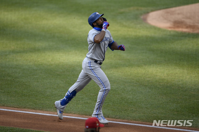 [워싱턴=AP/뉴시스] 메이저리그(MLB) 토론토 블루제이스의 테오스카 에르난데스가 28일(한국시간) 미국 워싱턴DC의 내셔널스파크에서 열린 2020 메이저리그(MLB) 워싱턴 내셔널스와의 경기에서 1회초 홈런을 때려낸 후 그라운드를 돌고 있다. 2020.07.28
