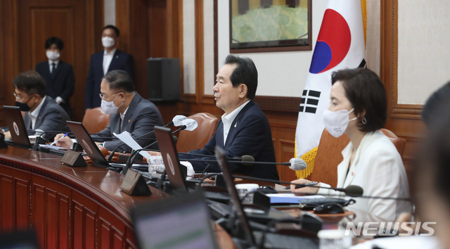 [서울=뉴시스]김명원 기자 = 정세균 국무총리가 28일 서울 종로구 정부서울청사에서 열린 국무회의에 참석해 발언하고 있다. 2020.07.28.&nbsp; kmx1105@newsis.com