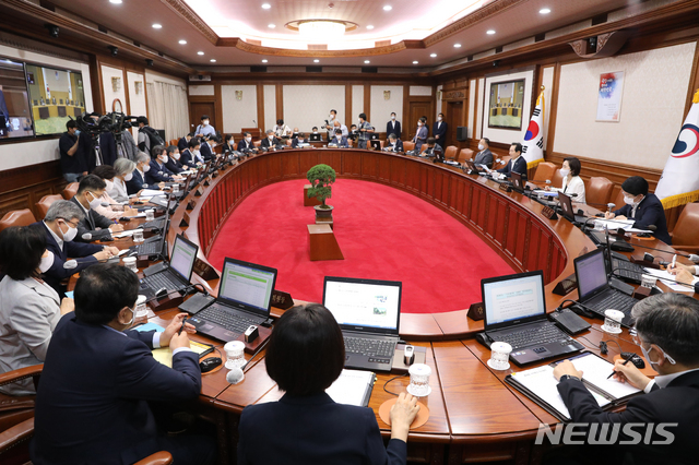 [서울=뉴시스]김명원 기자 = 정세균 국무총리가 지난 28일 서울 종로구 정부서울청사에서 열린 국무회의에 참석해 발언하고 있다. 2020.07.28. kmx1105@newsis.com