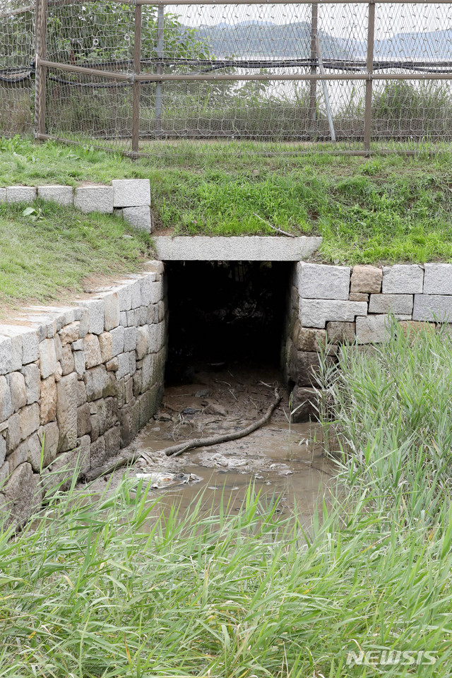 [인천=뉴시스]김병문 기자 = 합동참모본부는 지난 27일 정례브리핑에서 최근 월북한 것으로 추정되는 탈북민 김모 씨를 특정할 수 있는 유기된 가방을 발견, 확인하고 현재 정밀조사 중이라고 밝혔다. 사진은 28일 오전 김씨의 가방이 발견된 것으로 추정되는 인천 강화군 강화읍 월곳리의 한 배수로 모습. 2020.07.28.&nbsp; dadazon@newsis.com