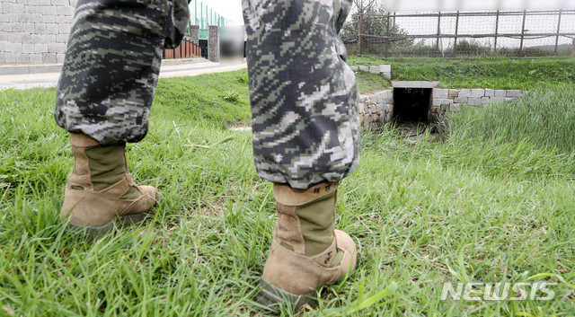 [인천=뉴시스]김병문 기자 = 합동참모본부는 지난 27일 정례브리핑에서 최근 월북한 것으로 추정되는 탈북민 김모 씨를 특정할 수 있는 유기된 가방을 발견, 확인하고 현재 정밀조사 중이라고 밝혔다. 사진은 28일 오전 김씨의 가방이 발견된 것으로 추정되는 인천 강화군 강화읍 월곳리의 한 배수로 모습. 2020.07.28.&nbsp; dadazon@newsis.com