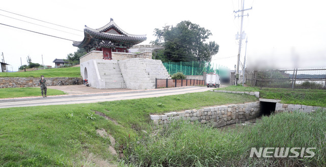 [인천=뉴시스]김병문 기자 = 합동참모본부는 지난 27일 정례브리핑에서 최근 월북한 것으로 추정되는 탈북민 김모 씨를 특정할 수 있는 유기된 가방을 발견, 확인하고 현재 정밀조사 중이라고 밝혔다. 사진은 28일 오전 김씨의 가방이 발견된 것으로 추정되는 인천 강화군 강화읍 월곳리의 한 배수로 모습. 2020.07.28.&nbsp; dadazon@newsis.com