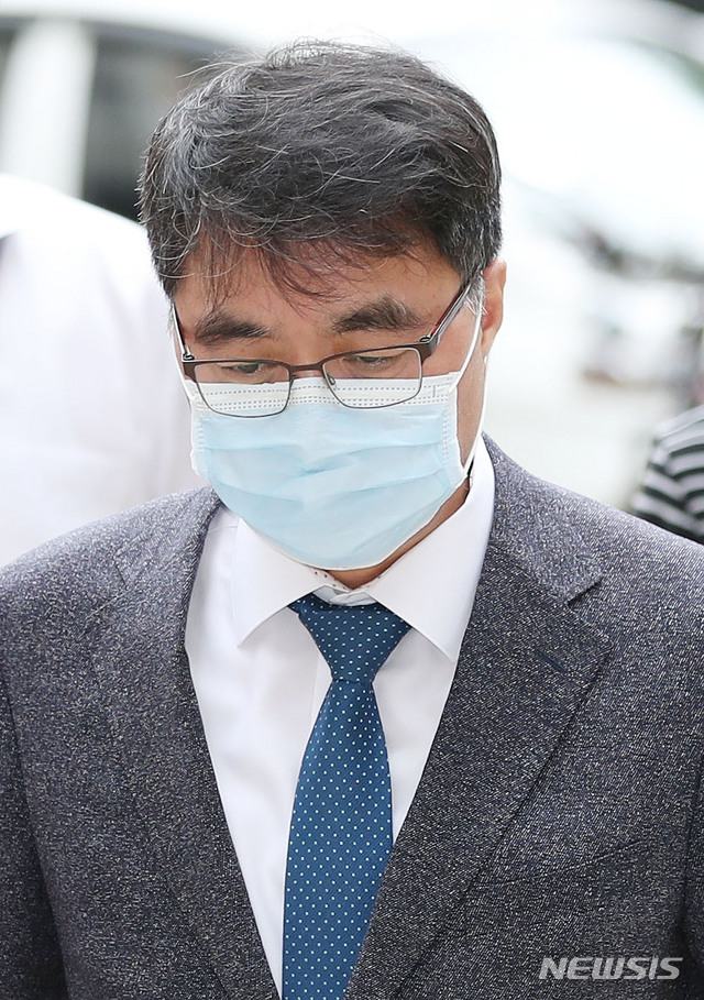 [서울=뉴시스] 박미소 기자 = 아들 부정입학, 불법 동물실험 등 의혹에 연루된 이병천 서울대학교 교수가 영장실질심사에 출석하기 위해 28일 오전 서울 서초구 서울중앙지방법원에 들어서고 있다. 2020.07.28. misocamera@newsis.com