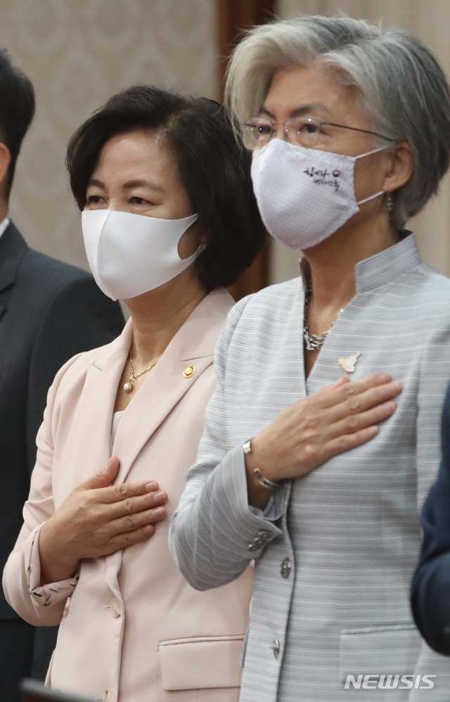 [서울=뉴시스]김명원 기자 = 추미애 법무부 장관과 강경화 외교부 장관이 28일 서울 종로구 정부서울청사에서 열린 국무회의에 참석해 국민의례를 하고 있다. 2020.07.28.&nbsp; kmx1105@newsis.com